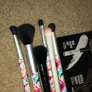 MAC Cosmetics Makeup - Eyeshadow & brushes bundle MAC Cosmetics Makeup - Eyeshadow & brushes bundle